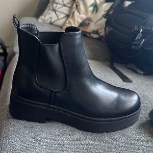 Black platform boots size 9 never warn